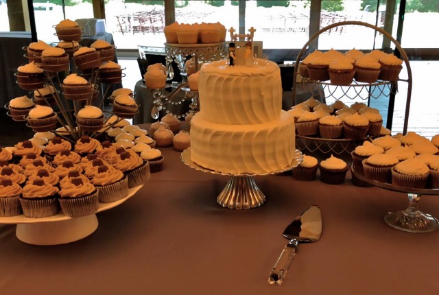 Jessica & Dave's Wedding Cake and cupcakes